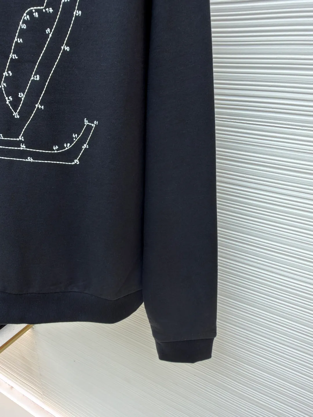 LOUIS VUITTON constellation embroidered round neck sweatshirt ●Original version: purchased and developed for 7499 ●Item number: 1681805-A90 ●Fabric: cotton sweatshirt fabric ●Technology: embroidery production ●Color: black ●Version: fitted version ●Weight: about 500 grams ●Size: S-M-L-XL ●Description: 32s double-ply cotton sweatshirt fabric After the gray cloth is dyed and finalized, the base fabric is subjected to a fleece shearing process. An eight-claw machine is used for screen printing and laser engraving on kefir. The printing effect is matte and feels light and thin. The embroidery uses a Tajima embroidery machine imported from Japan. The overall wiring is straight and delicate, the fabric is comfortable and soft, and the color is consistent without color difference. It can be matched with the same style to create a fashionable look and control various occasions. Customized accessories, complete with three standards, same style for men and women!